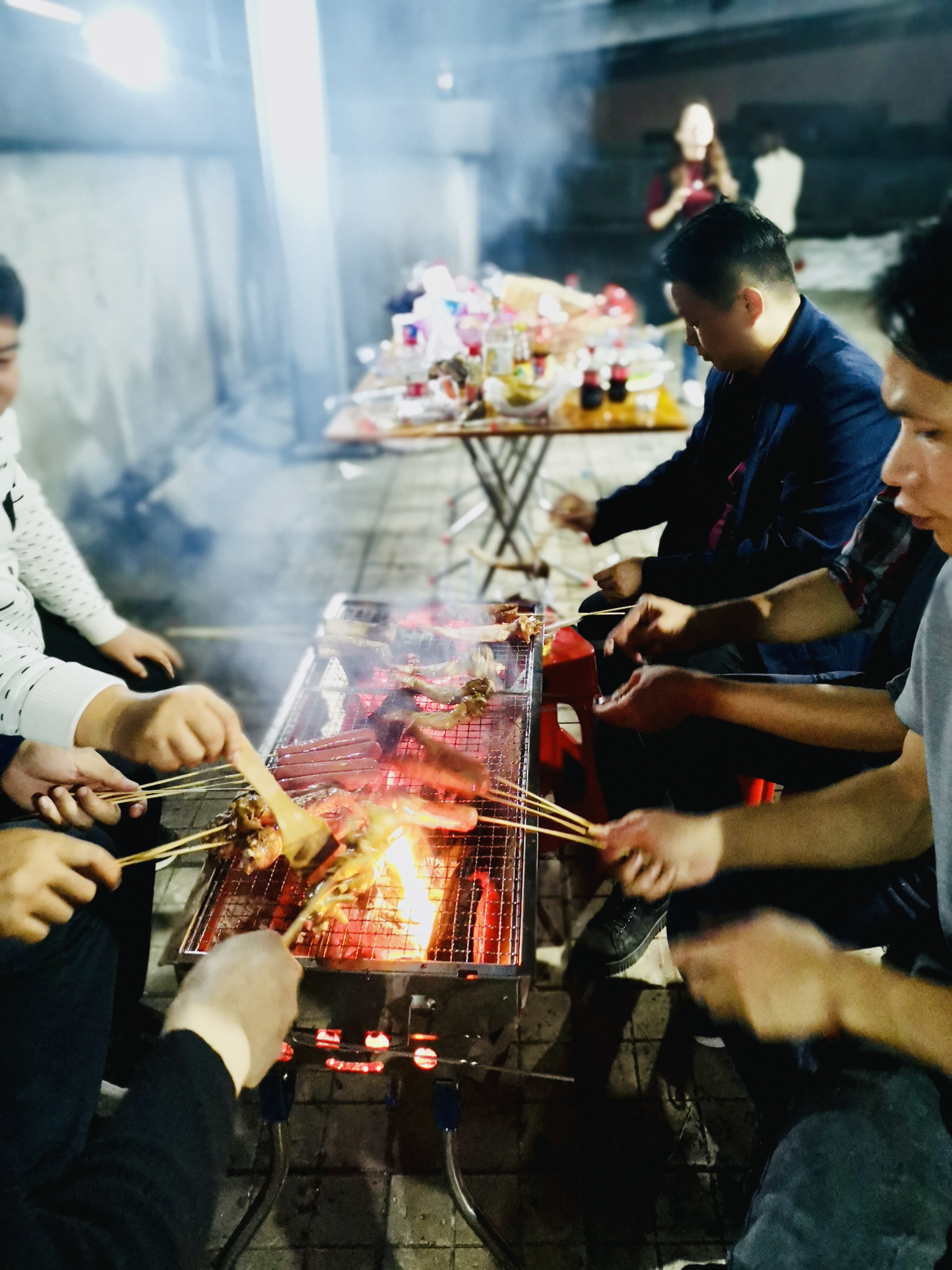 夜晚,我们在光伏棚下集体烧烤