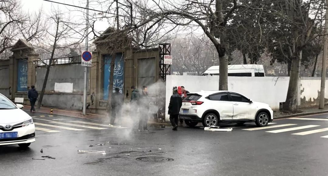 ?新华街附近发生车祸，被撞车上有孩子！肇事司机当场逃逸|新闻日