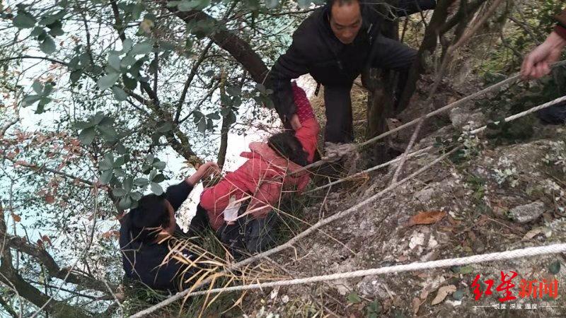 惊险!七旬老人被卡在60米悬崖树桩一夜,幸被救援人员救下