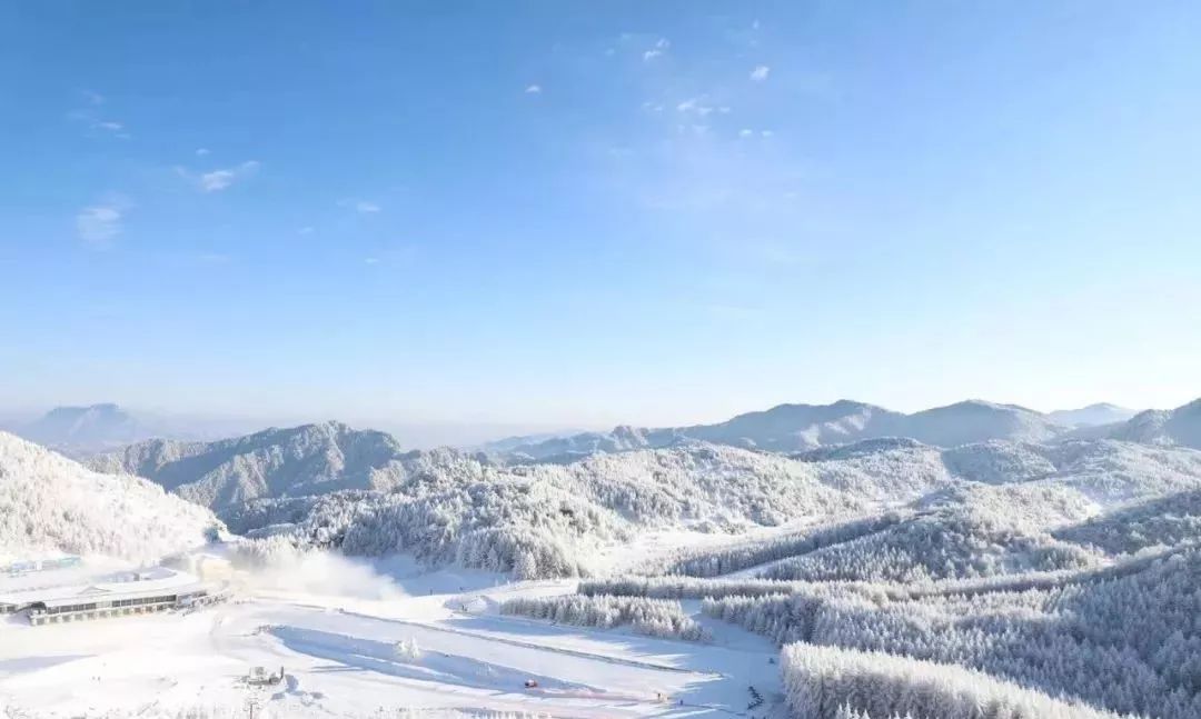 雪景 图丨摄影师林秀珍 原始洪荒,莽莽密林,当神农架无穷无尽的深林换