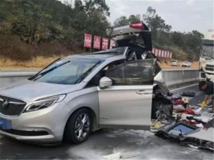 曾经就有辆丰田陆巡(参数|图片)遭到了车祸,而且它要比别克gl8所遭遇