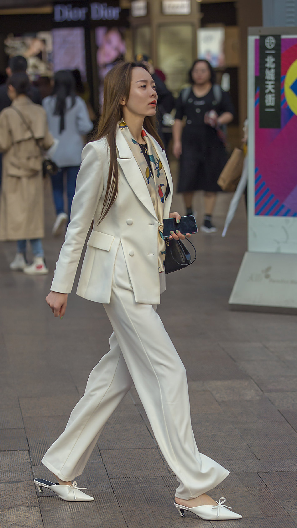 细高跟怎么搭衣服冬天_高跟美女