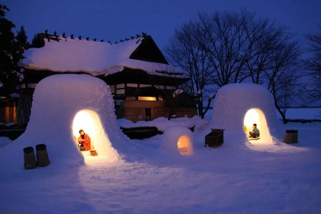 雪屋是日本秋田县横手市冬季特有的风景.