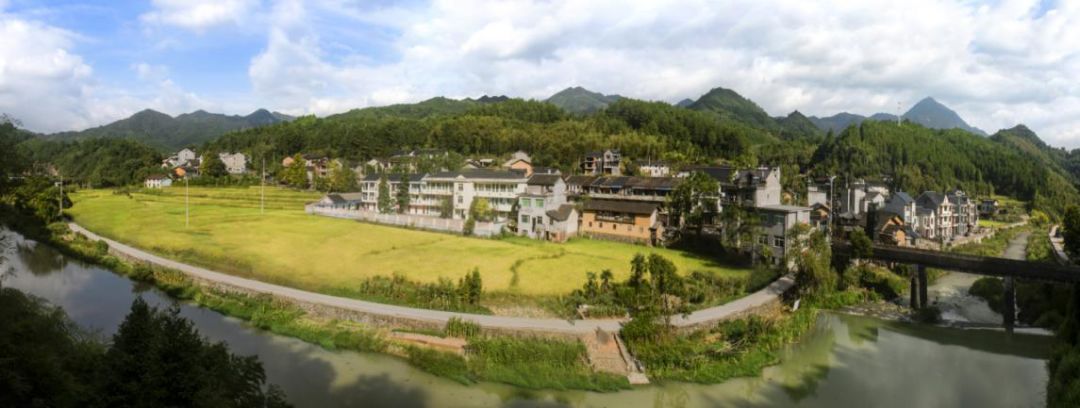 近年来,龙泉小梅镇坚持推行 "大搬快聚 富民安居"工程