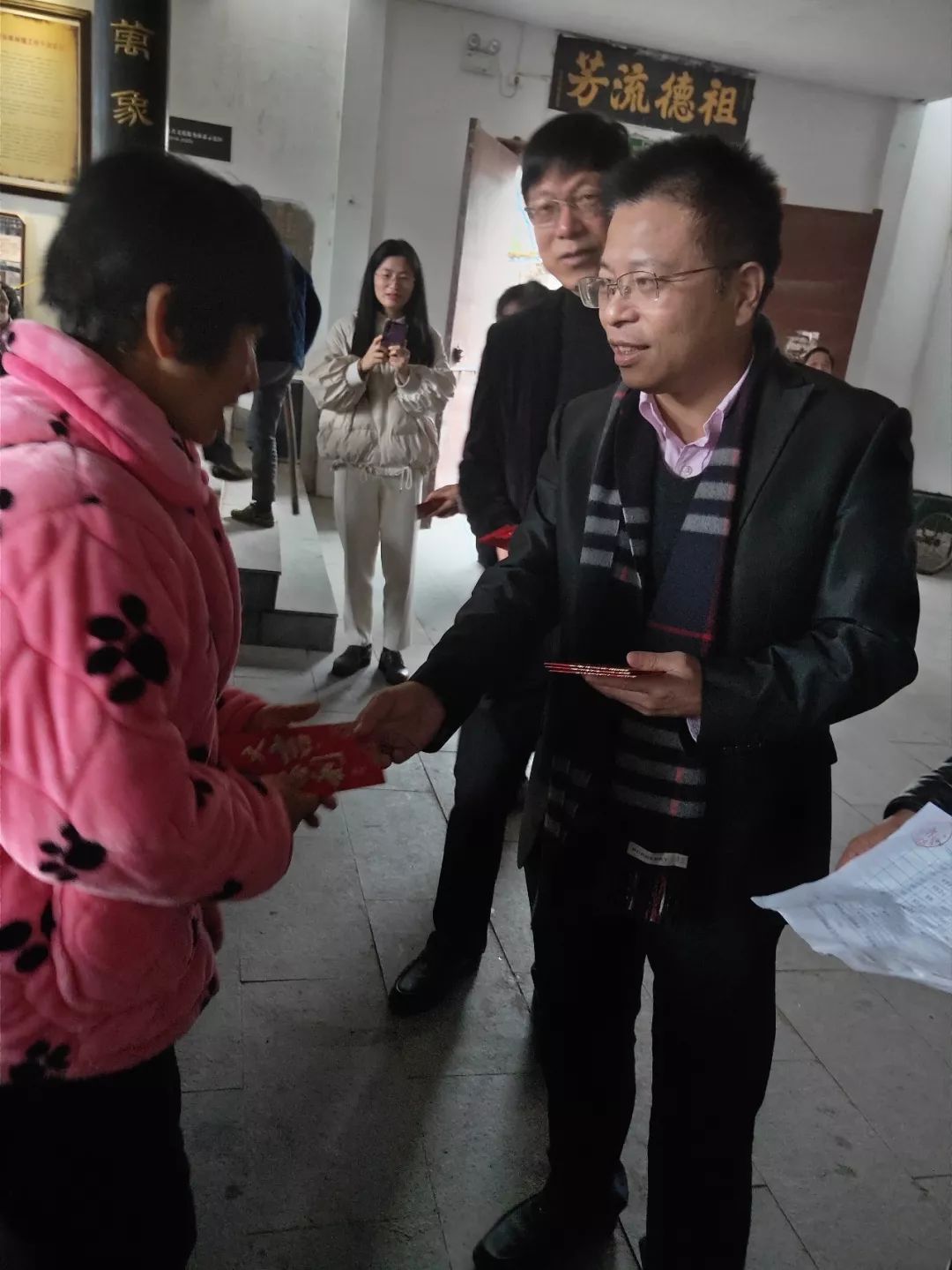 活动开始前,市委组织部副部长,市人力社保局局长徐顺聪代表市局向当地