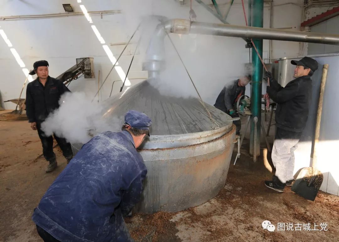 永和芝泉酿酒公司用地缸发酵山泉水酿酒获得消费者认可