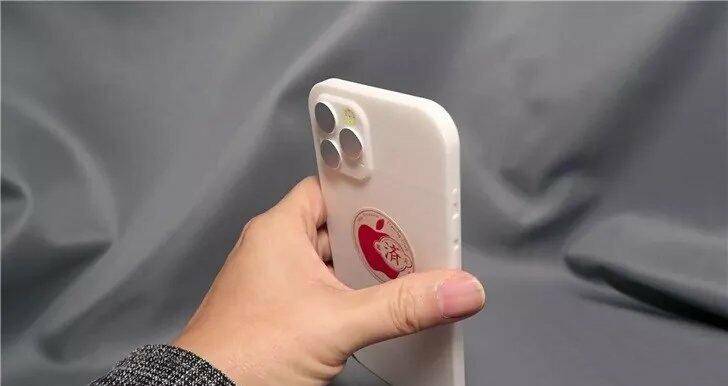 iPhone12 Pro Max机模曝光:屏幕和外形长这样