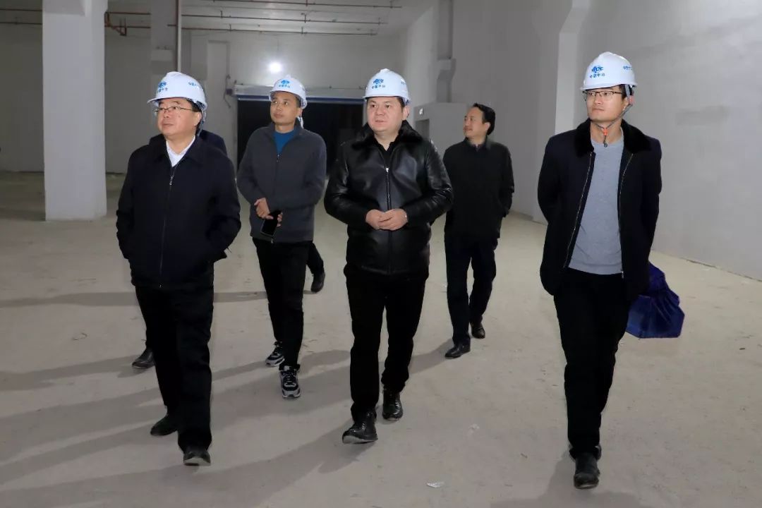 科技一期过渡性厂房现场签约仪式之前,许立峰一行在李锦林的陪同下