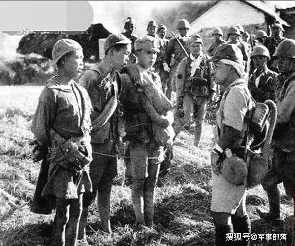 被日军俘虏的中国童子军,这些娃娃兵的身高都比日军军官高.