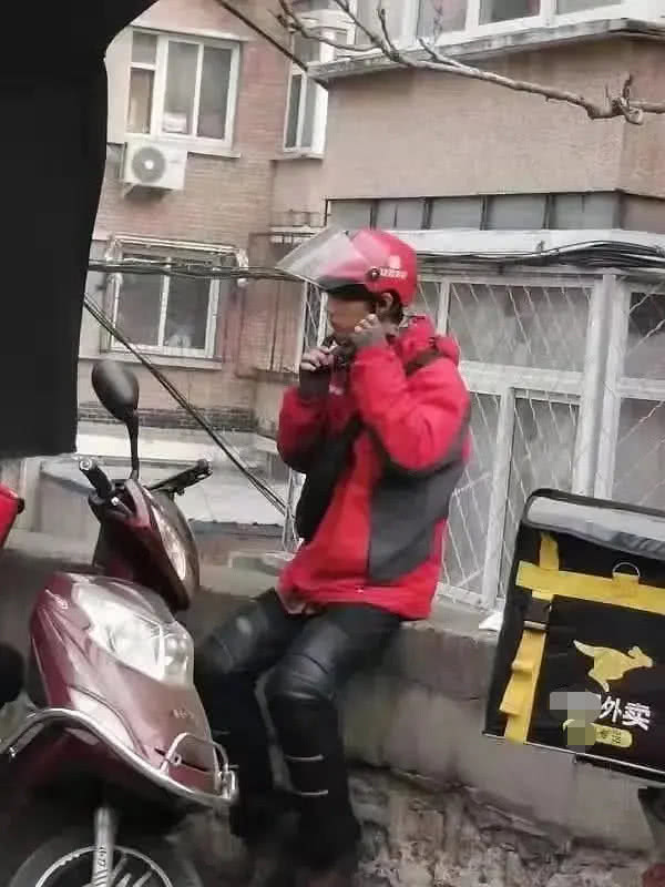 原创肖战演外卖员戴头盔骑电动车,骑自行车都打飘,电动车能骑稳吗?