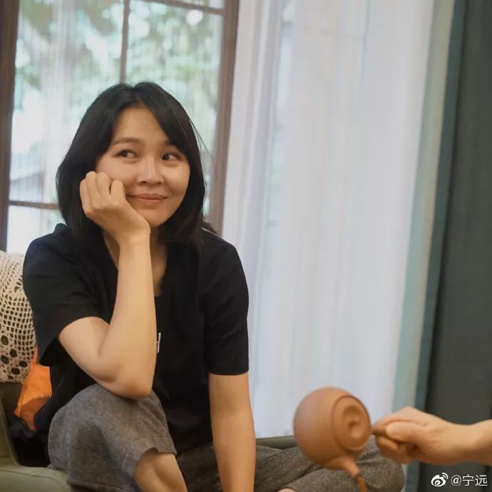 和城里的孩子不同 她喜欢光着脚丫在田里奔跑 喜欢和小伙伴们在条件