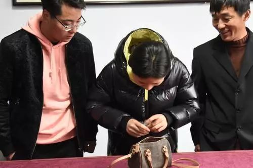 一次温暖的接力!女乘客发现提包交给的哥,的哥保管得知里边有十几万元翡翠饰品……