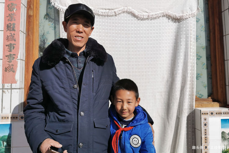 60岁农村大爷辅导外孙学习，希望孩子能考上大学，圆自己的梦