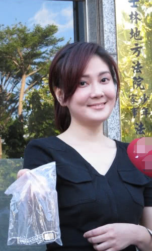 原创46岁美女主播敲诈富商46万、学历造假被停职，现转行到医院做