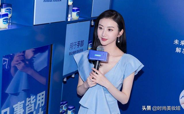 原创景甜瘦身后更美了,一袭蓝色连衣裙高级又甜美,教科书般的气质