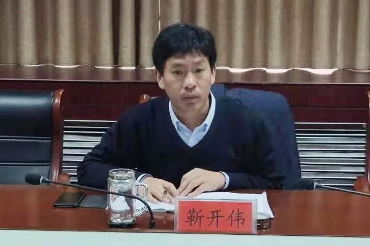 我县召开社区党群服务中心工作推进会_靳开伟