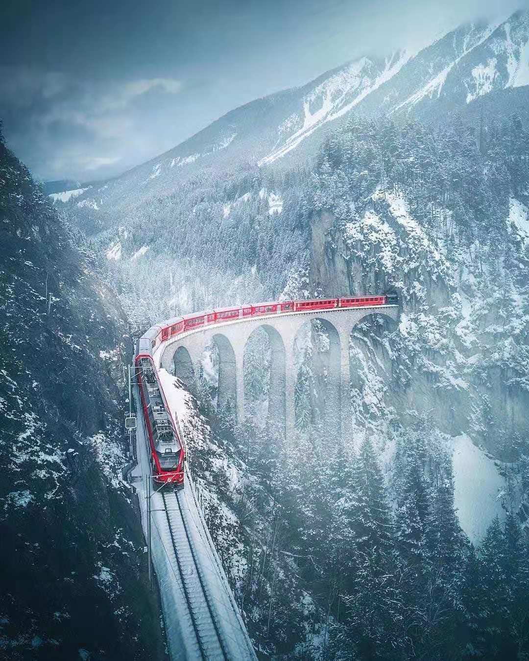 景色美丽瑞士雪国列车