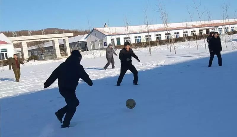 不畏严寒 顽强拼博――萝北县鹤北镇奋斗学校开展教职工雪地足球赛