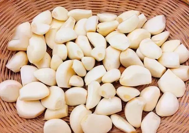 怎样腌制腊八蒜又脆又绿又好吃 42a5038027fa4f54b1cd3f02b2acf56b.jpeg