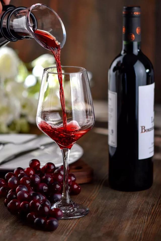 晚饭喝红酒,大量排出身体内的毒素,可惜没几个