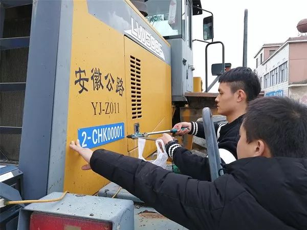 @安庆挖掘机、起重机等车主 快去申领环保“身份证”