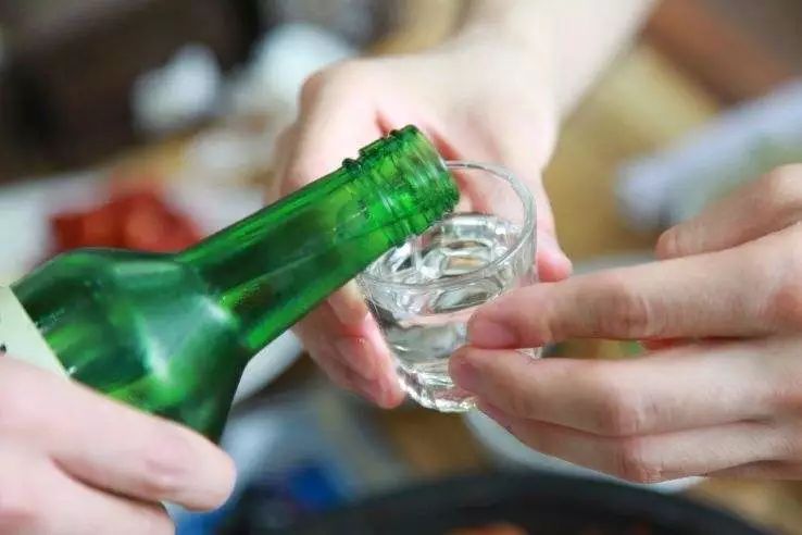 把逼人喝酒当“师门规矩”,这样的教授能让人敬佩吗?-识物网 - 15NEWS.CN