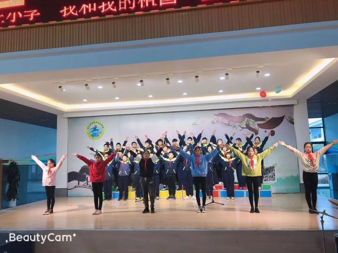 我和我的祖国动态谱伴奏完整版 545b08b5a857497790bf9369470d8768.jpeg