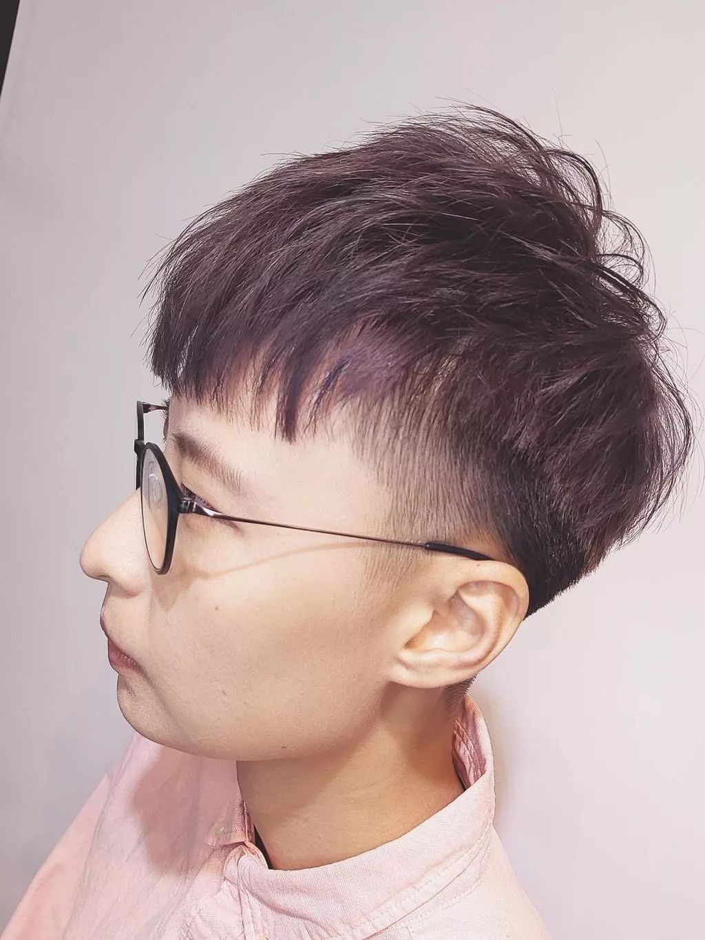 保留头顶,剃短两侧与后方的undercut,是众所皆知的男士发型流行要点