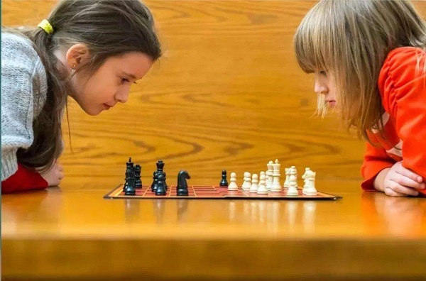 幼儿园小朋友下国际象棋有什么好处,除了升学加分还有你想不到的