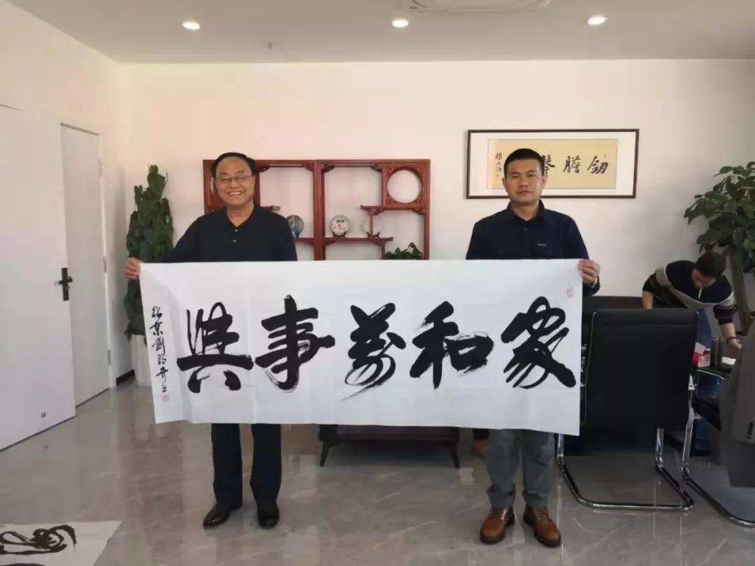 刘明奇和昆明朗乾公司董事长陈林伟,医院法人代表陈洪,共同交流思想
