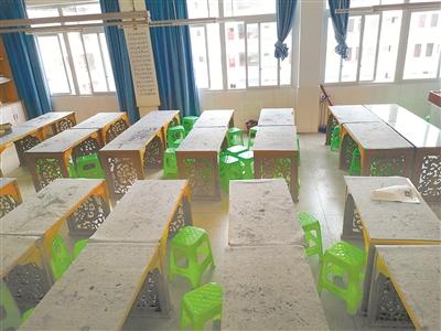 书法专用课桌椅变成简陋的塑料凳小学校长被免职