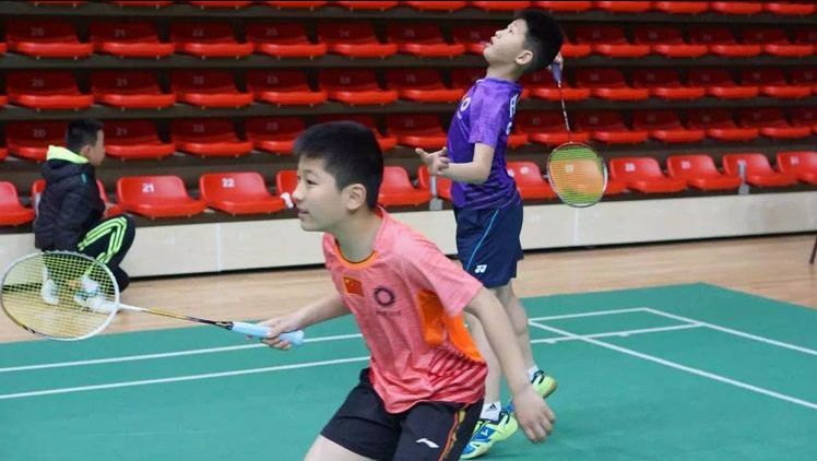 怎么教小孩打羽毛球最简单 6fe0bf20aeed4ef480b33adcca355187.jpeg