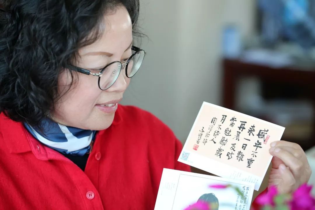 1986年,徐玲芬杭大毕业后回到了桐乡,被分配到了市政府工作.