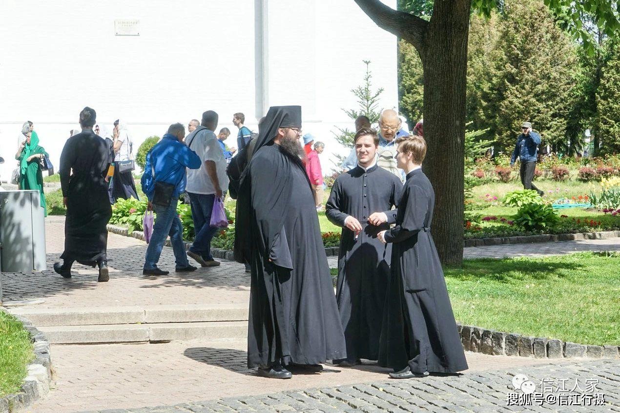 大修道院设有莫斯科宗教大学和神学院,在这里可以看到身穿黑袍的修士