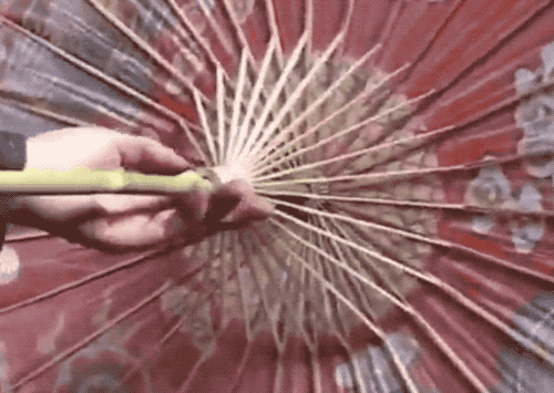 古代的竹制油纸伞，竟然是和现代金属骨架伞一样的制作原理......