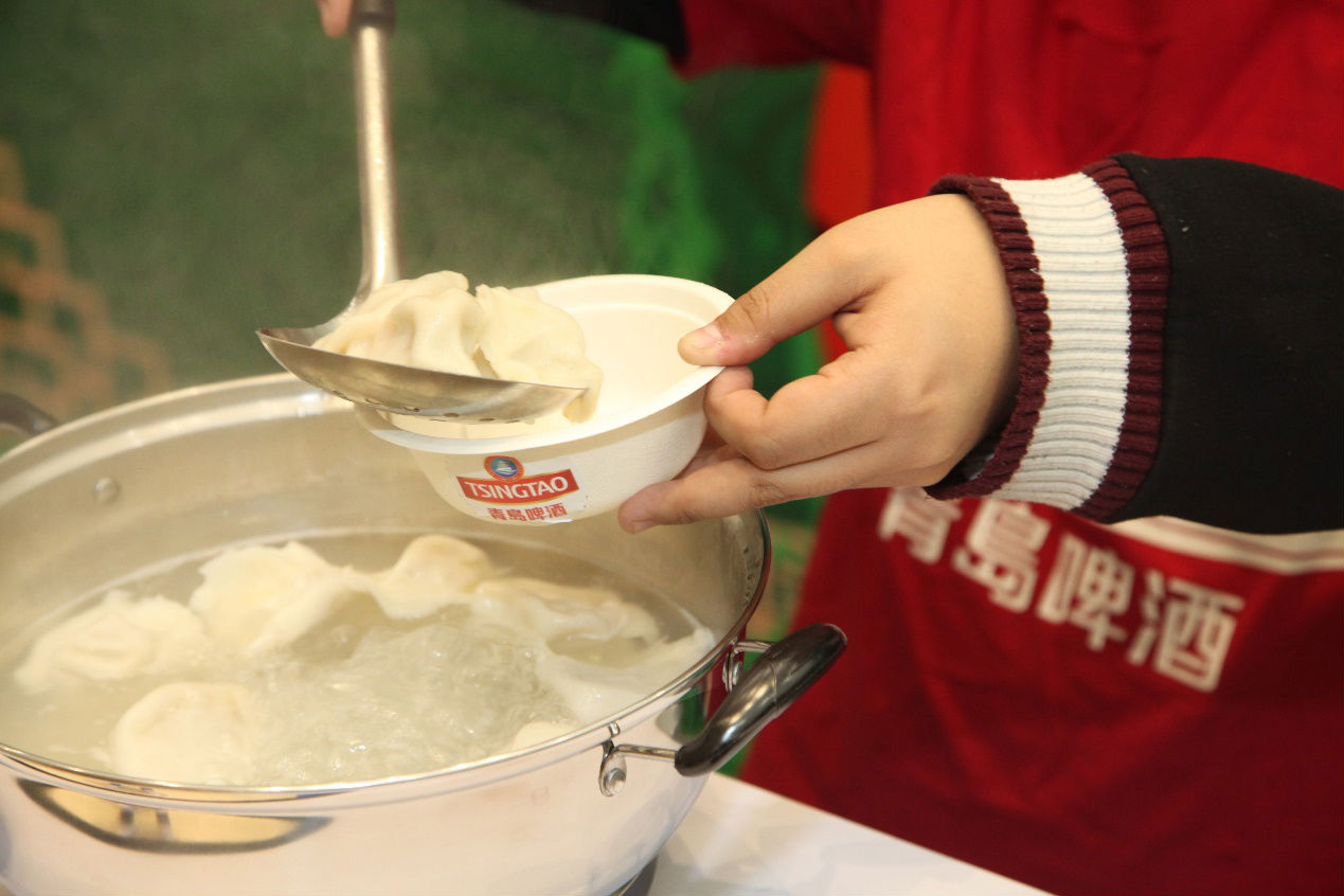 [南方都市报]吃饺子看球赛，青岛啤酒把冬至大战变得热气腾腾