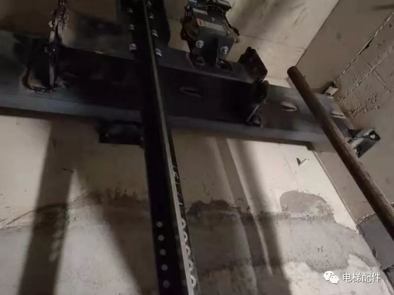 支架不够槽钢来凑,不知道工厂怎么测量的井道!