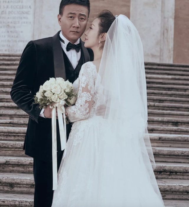 原创胡军卢芳夫妇结婚20年首拍婚纱照,带子女重返罗马求婚地超浪漫