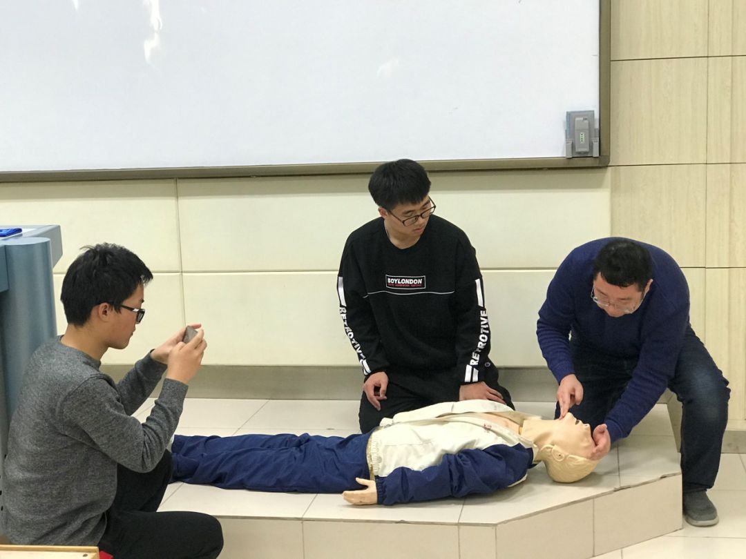 王治达邀请了几位同学用心肺复苏模拟人现场演示心肺复苏具体操作