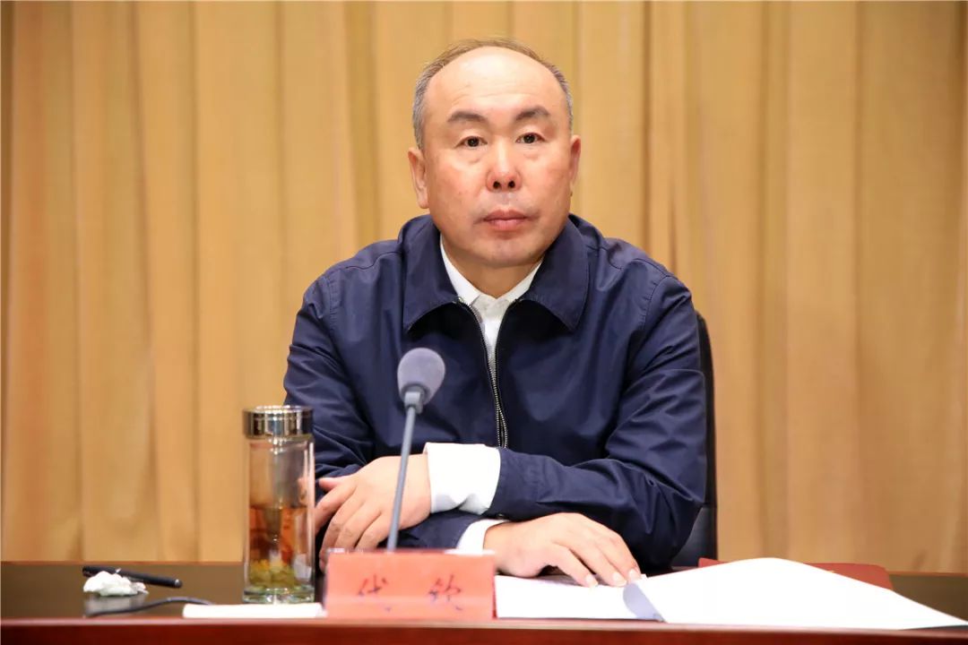 万超岐同志任阿拉善盟盟委委员书记