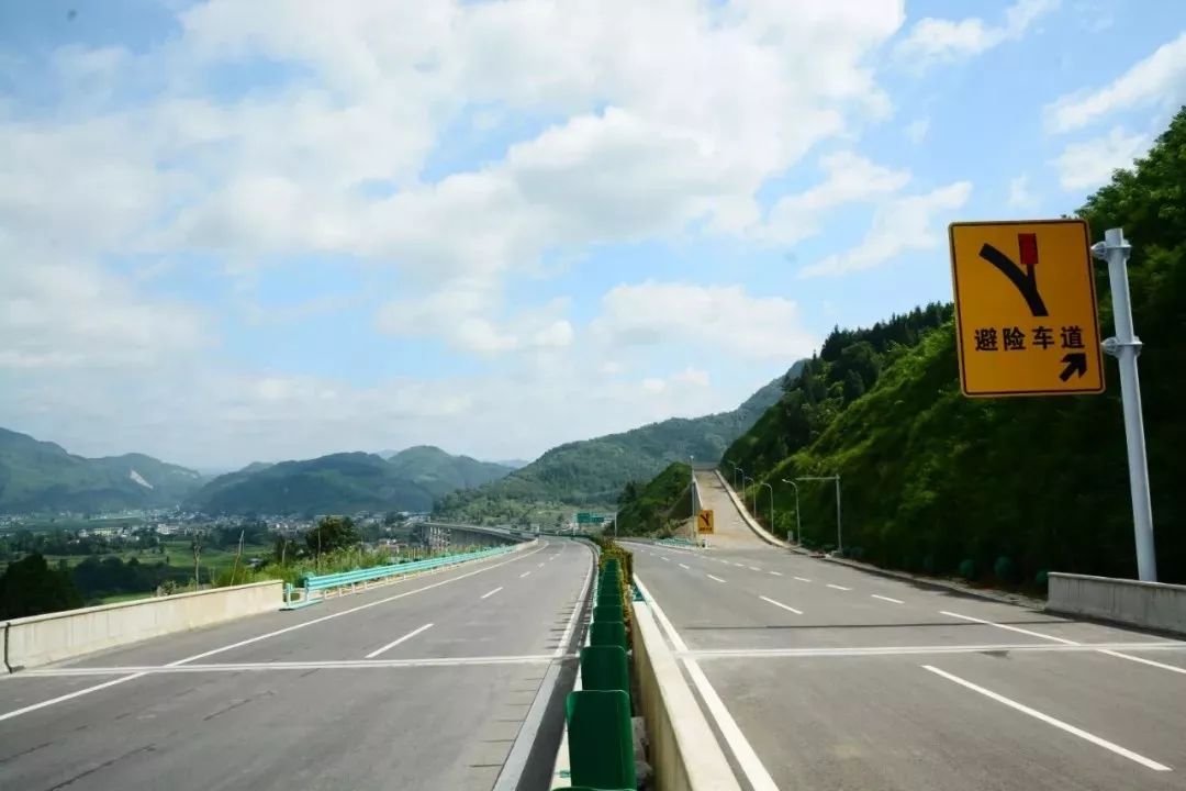 今年9月30日中午12点,绥正高速公路正式通车,但只是绥阳至温泉段通车