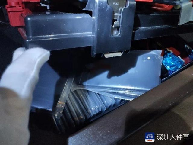 深圳口岸查获小车藏匿140台旧苹果手机入境，原准备翻新高价卖
