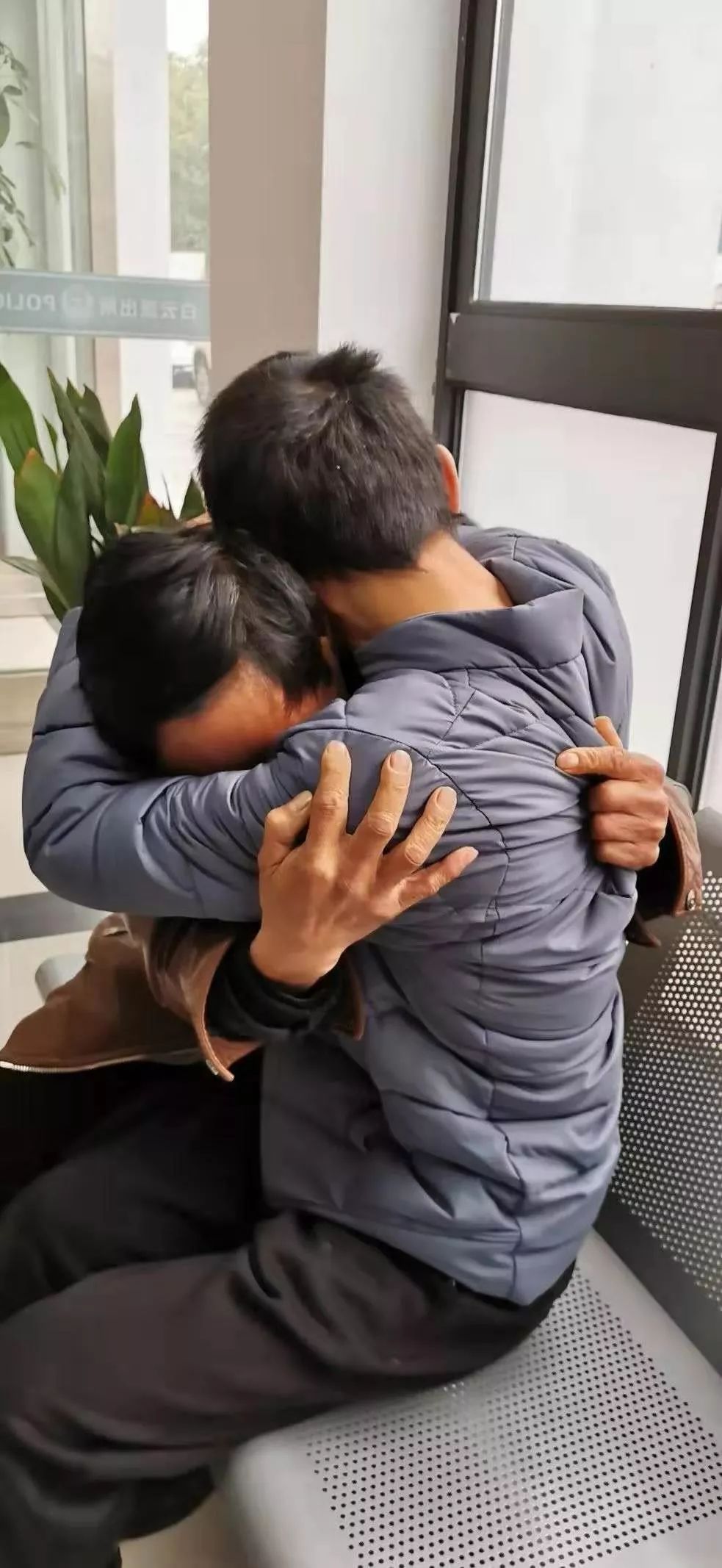 一瘦男抱一胖女猜成语_男抱胖女图猜成语