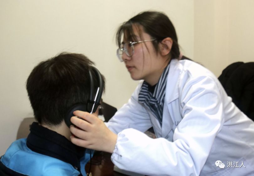 洪江区免费为残疾听力患者免费发放助听器