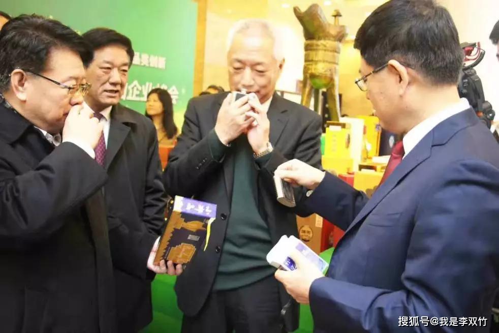 青岛琅琊台集团董事长李悦明(右一)向山东省副省长