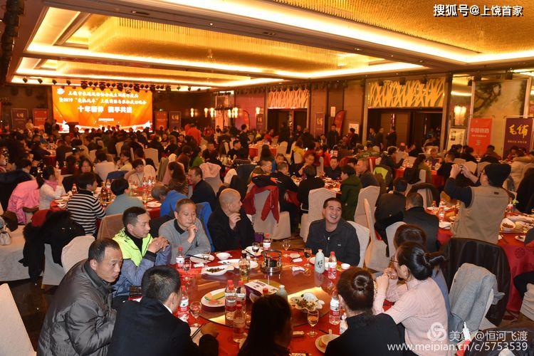 高朋满座，济济一堂，庆生评功，群情激昂。