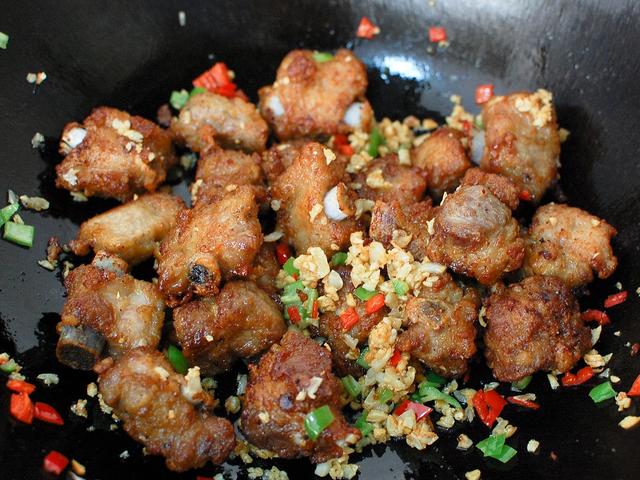 蒜香排骨的做法视频教学 f9ae6d7858cd4aa6a04cd6480e341dc8.jpeg