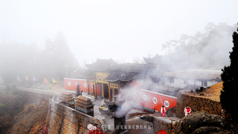 云海飞渡寻道处,葛仙山上人如仙