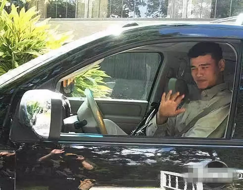 当时因为父亲也需要一辆车,姚明就把这辆车送给了父母.