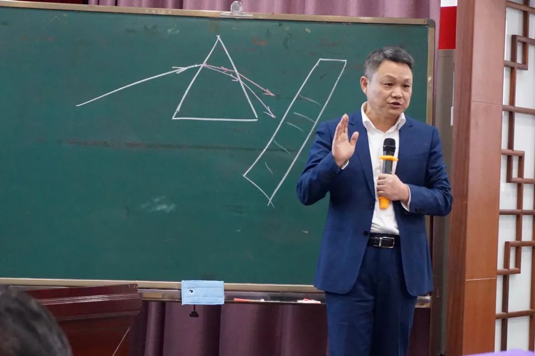 罗松院长以幽默,风趣的语言和大量精彩的课堂教学实例给我们全体教师